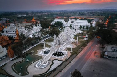 Wat Rong Khun 'un hava görüntüsü, beyaz tapınak, gün doğumunda, Chiang Rai, Tayland