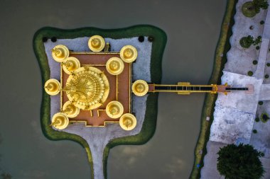 Wat Rong Khun 'un hava görüntüsü, beyaz tapınak, gün doğumunda, Chiang Rai, Tayland