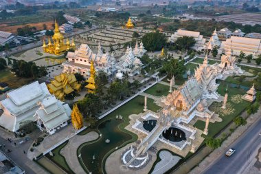 Wat Rong Khun 'un hava görüntüsü, beyaz tapınak, gün doğumunda, Chiang Rai, Tayland