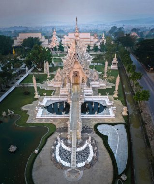 Wat Rong Khun 'un hava görüntüsü, beyaz tapınak, gün doğumunda, Chiang Rai, Tayland