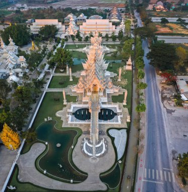 Wat Rong Khun 'un hava görüntüsü, beyaz tapınak, gün doğumunda, Chiang Rai, Tayland