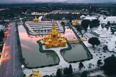 Wat Rong Khun 'un hava görüntüsü, beyaz tapınak, gün doğumunda, Chiang Rai, Tayland