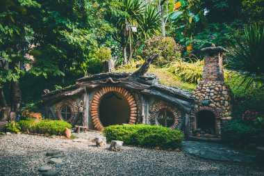 Tayland 'ın Chiang Mai ormanındaki Hobbit evi.