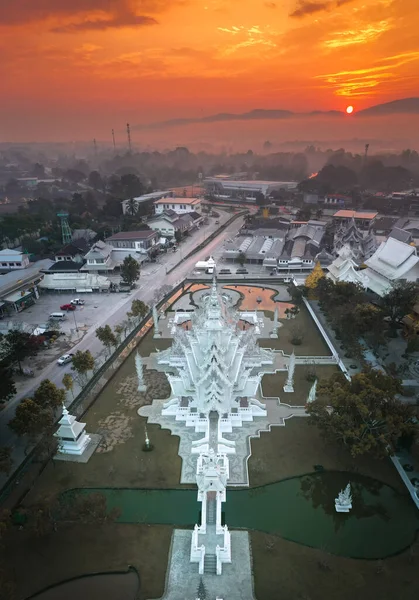 Wat Rong Khun 'un hava görüntüsü, beyaz tapınak, gün doğumunda, Chiang Rai, Tayland