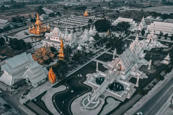 位于泰国清莱的白庙Wat Rong Khun日出时分的空中景观 — 图库照片