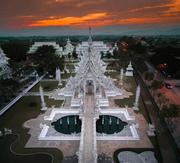 Wat Rong Khun 'un hava görüntüsü, beyaz tapınak, gün doğumunda, Chiang Rai, Tayland
