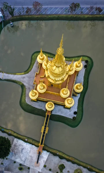 Légi kilátás Wat Rong Khun, a fehér templom, napkeltekor, Chiang Rai, Thaiföld — Stock Fotó