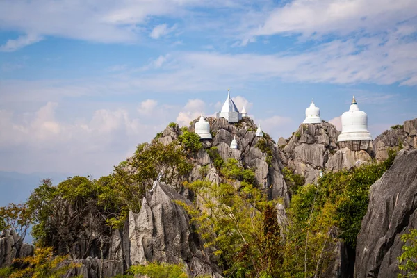 Luftaufnahme des Wat Chaloem Phra Kiat Phrachomklao Rachanusorn, Himmelspagoden auf dem Gipfel des Berges in Lampang Thailand — Stockfoto