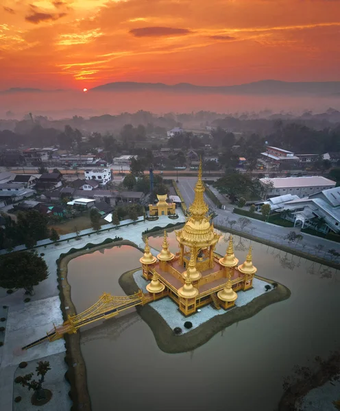 Wat Rong Khun 'un hava görüntüsü, beyaz tapınak, gün doğumunda, Chiang Rai, Tayland