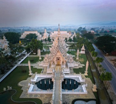 Wat Rong Khun 'un hava görüntüsü, beyaz tapınak, gün doğumunda, Chiang Rai, Tayland