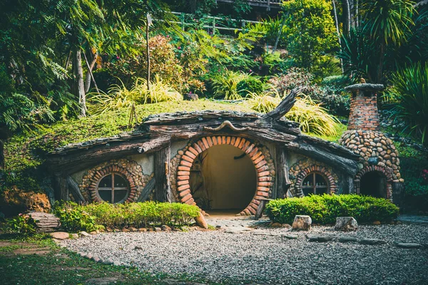 타이 치앙마이의 숲 속에 있는 호빗 집 — 스톡 사진