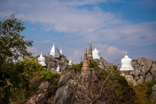 Légi kilátás Wat Chaloem Phra Kiat Phrachomklao Rachanusorn, ég pagodas tetején hegy Lampang Thaiföld — Stock Fotó