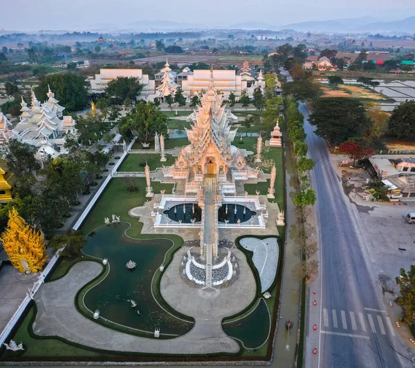 Wat Rong Khun 'un hava görüntüsü, beyaz tapınak, gün doğumunda, Chiang Rai, Tayland