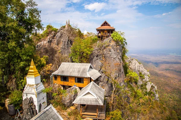 Aerial view of Wat Chaloem Phra Kiat Phrachomklao Rachanusorn, sky pagodas on top of mountain in Lampang Thailand — ストック写真