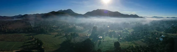 タイ・メーホンソンの霧が立ち込める日の出時のパイ田んぼの空中風景 — ストック写真