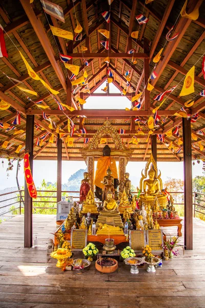 Vue Aérienne de Wat Chaloem Phra Kiat Phrachomklao Rachanusorn, ciel pagodes au sommet de la montagne à Lampang Thaïlande — Photo