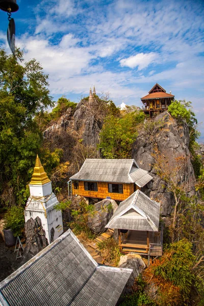 Aerial view of Wat Chaloem Phra Kiat Phrachomklao Rachanusorn, sky pagodas on top of mountain in Lampang Thailand — Stok fotoğraf