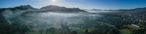 Vista aérea de los campos de arroz Pai durante el amanecer con niebla en Mae Hong Son, Tailandia — Foto de Stock