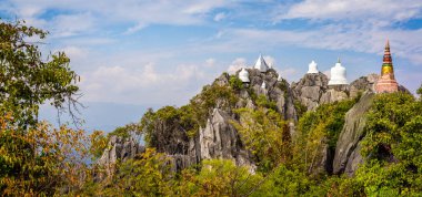Wat Chaloem Phra Kiat Phrachomklao Rachanusorn 'un gökyüzü manzarası, Lampang Tayland' daki dağın tepesindeki pagoda.