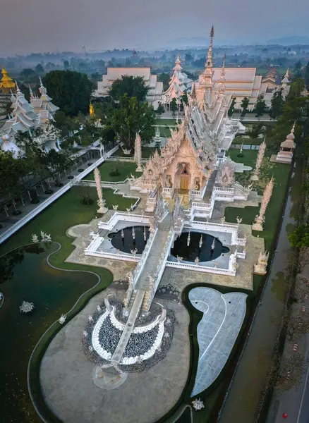 Αεροφωτογραφία του Wat Rong Khun, του λευκού ναού, την ανατολή του ηλίου, στο Chiang Rai, Ταϊλάνδη — Φωτογραφία Αρχείου