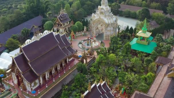 Wat Saeng Kaeo Phothiyan templo em Chiang Rai, Tailândia — Vídeo de Stock