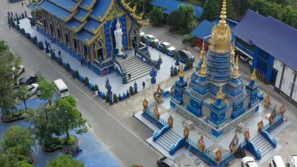 Aerial view of Wat Rong Suea Ten, the Blue Temple, in Chiang Rai, Thailand — Vídeos de Stock