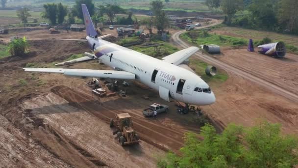 Letecký pohled na vyložené staré letadlo kolem Chiang Mai, Thajsko — Stock video