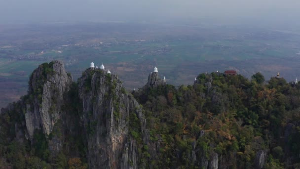 Aerial view of Wat Chaloem Phra Kiat Phrachomklao Rachanusorn, sky pagodas on top of mountain in Lampang Thailand — Stok video