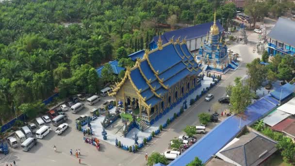 Légi kilátás Wat Rong Suea Ten, A kék templom, Chiang Rai, Thaiföld — Stock videók