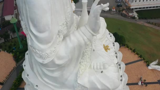 Buddha Alb Wat Huay Pla Kang templu, Chiang Rai, Thailanda — Videoclip de stoc