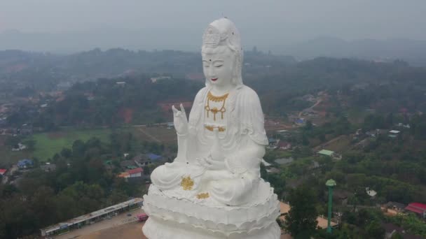 Buddha Alb Wat Huay Pla Kang templu, Chiang Rai, Thailanda — Videoclip de stoc