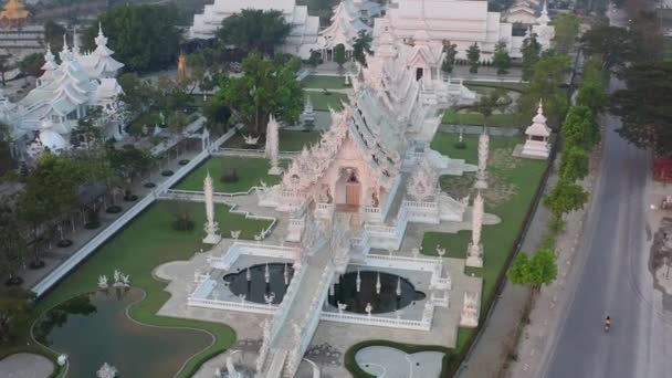 Αεροφωτογραφία του Wat Rong Khun, του λευκού ναού, την ανατολή του ηλίου, στο Chiang Rai, Ταϊλάνδη — Αρχείο Βίντεο