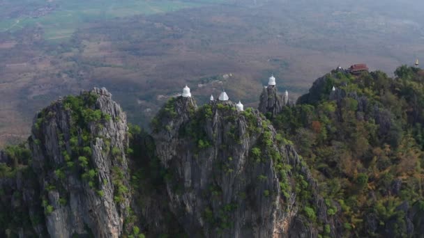 Aerial view of Wat Chaloem Phra Kiat Phrachomklao Rachanusorn, sky pagodas on top of mountain in Lampang Thailand — Vídeo de stock