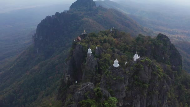 Luchtfoto van Wat Chaloem Phra Kiat Phrachomklao Rachanusorn, hemel pagodes op de top van de berg in Lampang Thailand — Stockvideo