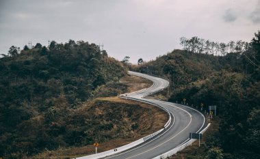 Nan, Tayland 'ın Pua ilçesindeki 3 numaralı kavisli yolun hava manzarası.
