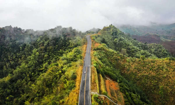 Nan, Tayland 'ın Pua ilçesindeki 3 numaralı kavisli yolun hava manzarası.