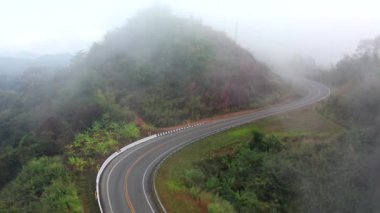 Nan, Tayland 'ın Pua ilçesindeki 3 numaralı kavisli yolun hava manzarası.