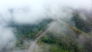 Nan, Tayland 'ın Pua ilçesindeki 3 numaralı kavisli yolun hava manzarası.