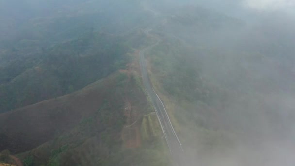 Flygfoto över Curvy väg nummer 3 i berget Pua distriktet, Nan provinsen, Thailand — Stockvideo