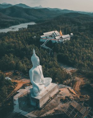 Phrae, Tayland 'daki Wat Phrae Pu Jae budha ve Huai Mae Toek Gölü