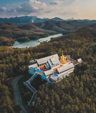 Phrae, Tayland 'daki Wat Phrae Pu Jae budha ve Huai Mae Toek Gölü