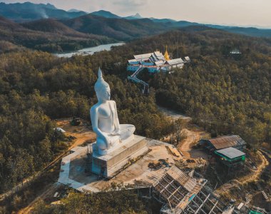 Phrae, Tayland 'daki Wat Phrae Pu Jae budha ve Huai Mae Toek Gölü