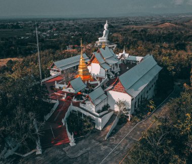 Phrae, Tayland 'daki Wat Phrae Pu Jae budha ve Huai Mae Toek Gölü