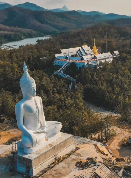 Phrae, Tayland 'daki Wat Phrae Pu Jae budha ve Huai Mae Toek Gölü