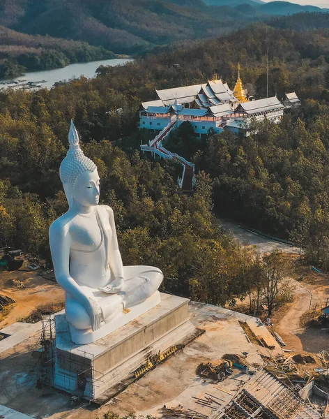 Wat Phrathat Pu Jae buddha and Huai Mae Toek lake in Phrae province, Thailand — Foto de Stock