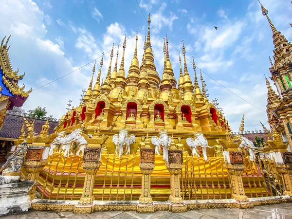 Phrae, Tayland 'daki Phat Phrae, Suthon Mongkhon Khiri tapınağı kompleksi