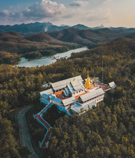 Phrae, Tayland 'daki Wat Phrae Pu Jae budha ve Huai Mae Toek Gölü
