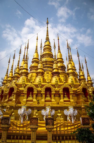 Phrae, Tayland 'daki Phat Phrae, Suthon Mongkhon Khiri tapınağı kompleksi — Stok fotoğraf