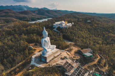 Phrae, Tayland 'daki Wat Phrae Pu Jae budha ve Huai Mae Toek Gölü