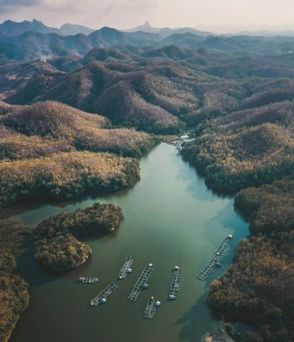 Phrae, Tayland 'daki Wat Phrae Pu Jae budha ve Huai Mae Toek Gölü